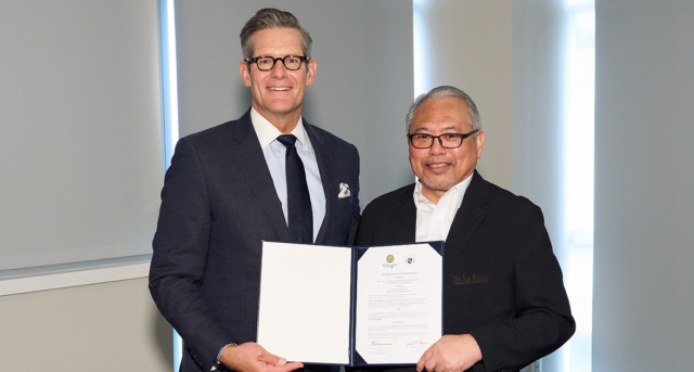 Left to right: La Salle President Daniel J. Allen, Ph.D., and De La Salle Medical and Health Sciences Institute President Antonio Ramos, M.D., present the signed MOU.